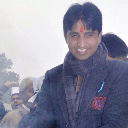 Congress demands FIR against Kumar Vishwas for procuring passport.