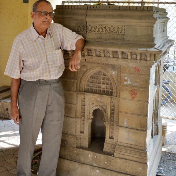 The miniature replica of Gateway of India