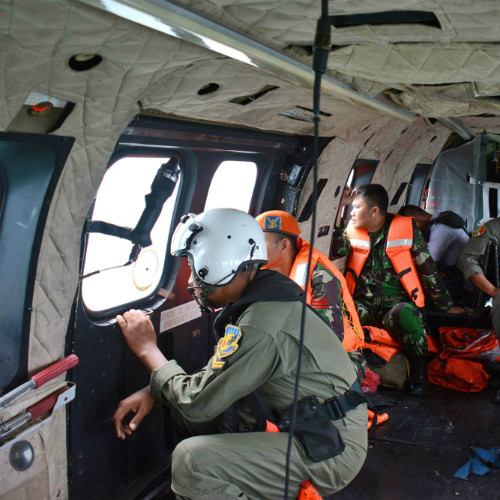 AirAsia QZ8501: Bad weather hinders hunt for black boxes | Latest.