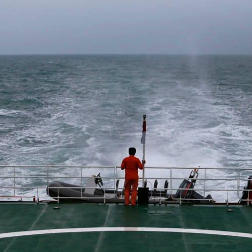 AirAsia QZ8501: Break in weather offers opportunity to find black.