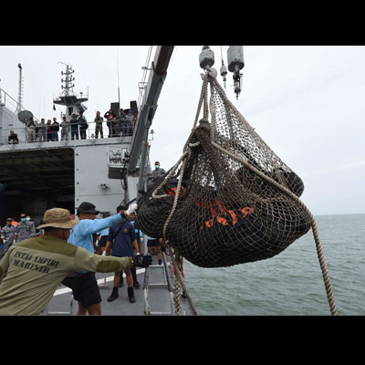 AirAsia Flight QZ8501: Bad weather hampers efforts to locate black.