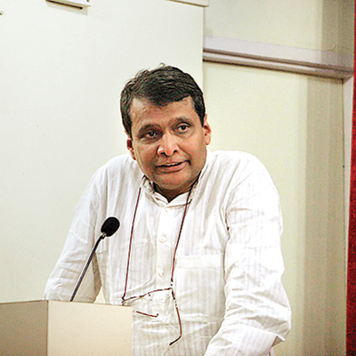 Chief minister Devendra Fadanvis greets Raosaheb Patil Danve after he was appointed BJP’s Maharashtra chief on Thursday Swapnil Sakhare dna