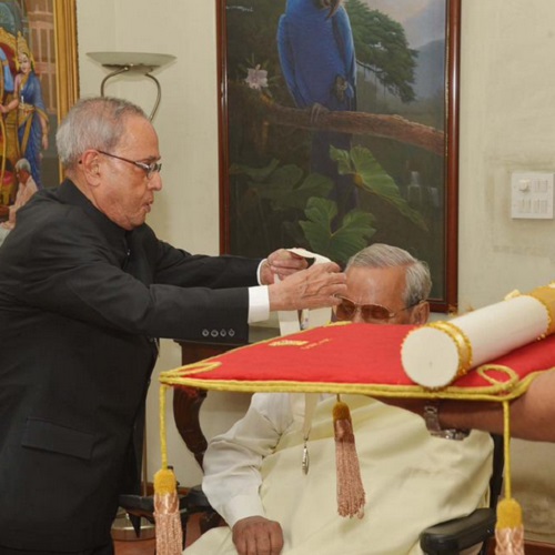 Former Prime Minister Atal Bihari Vajpayee conferred ... - 500 x 500 jpeg 66kB