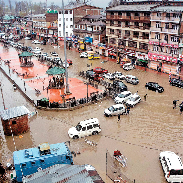 Live: Jhelum river crosses danger level in Srinagar, Sangam.