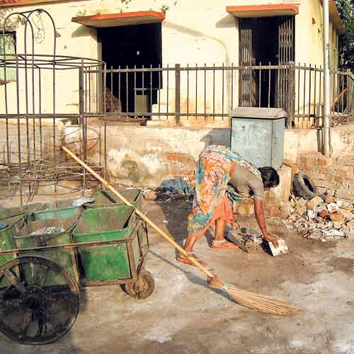 BJP pledges to end manual scavenging by 2016 | Latest News.