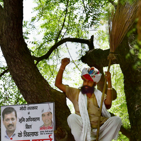 Farmer suicide: Congress demands FIR against Modi, Kejriwal.