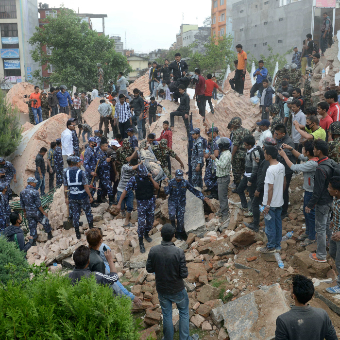 Death toll crosses 2,000 in Nepal quake as fresh jolts felt.
