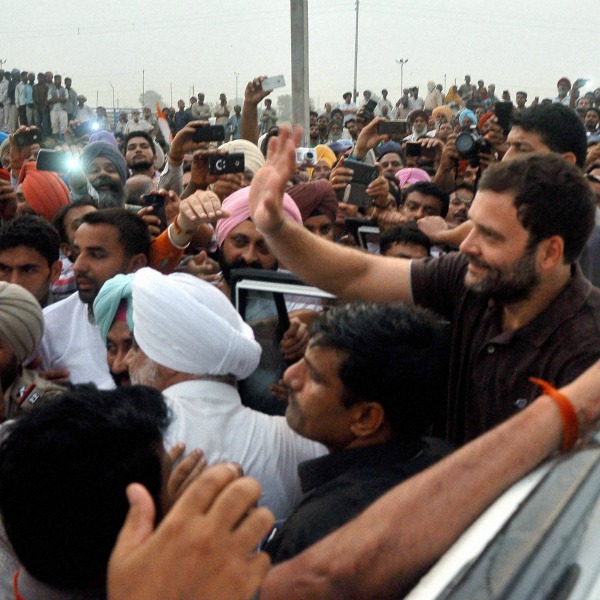 Live: Rahul Gandhi begins sanvad padyatra; meets Maharashtra.