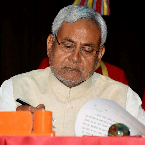 Nitish Kumar denies luring away ex-Modi strategist <b>Prashant Kishor</b> to his <b>...</b> - 344346-pti-nitish-kumar-oath-taking-sign