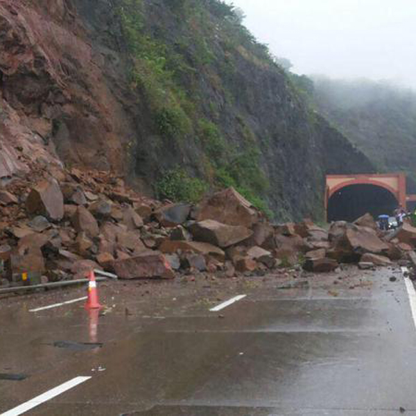 Landslide blocks Mumbai-Pune Express Highway - 600 x 600 jpeg 220kB