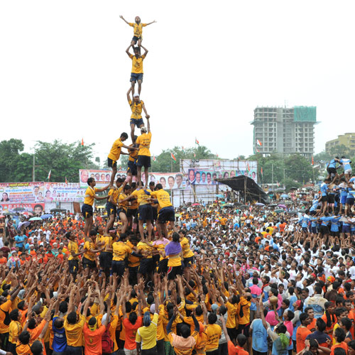 Mumbai: Dahi Handi leaves 1 dead, 129 injured - 500 x 500 jpeg 99kB