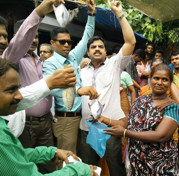 MNS workers sell meat at Dadar to protest Mumbai's meat ban Latest