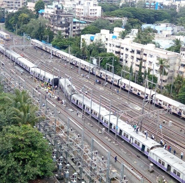 Mumbai: Day after derailment, suburban train services on ... - 600 x 595 jpeg 236kB