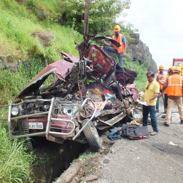 mumbai car crash seven killed in an on mumbai pune expressway mumbai car crash seven killed in an on mumbai pune expressway