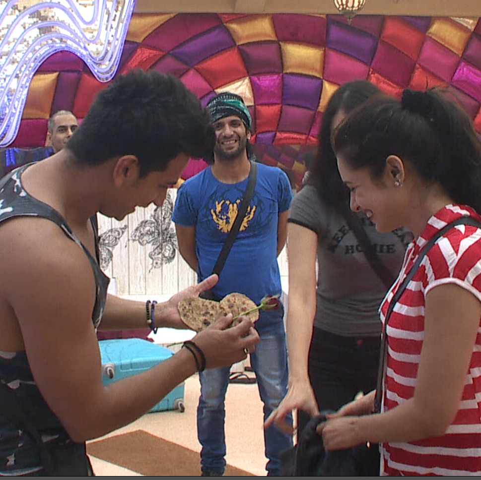 Bigg Boss 9: Prince Narula proposes Yuvika Chaudhary with ... - 969 x 968 jpeg 207kB