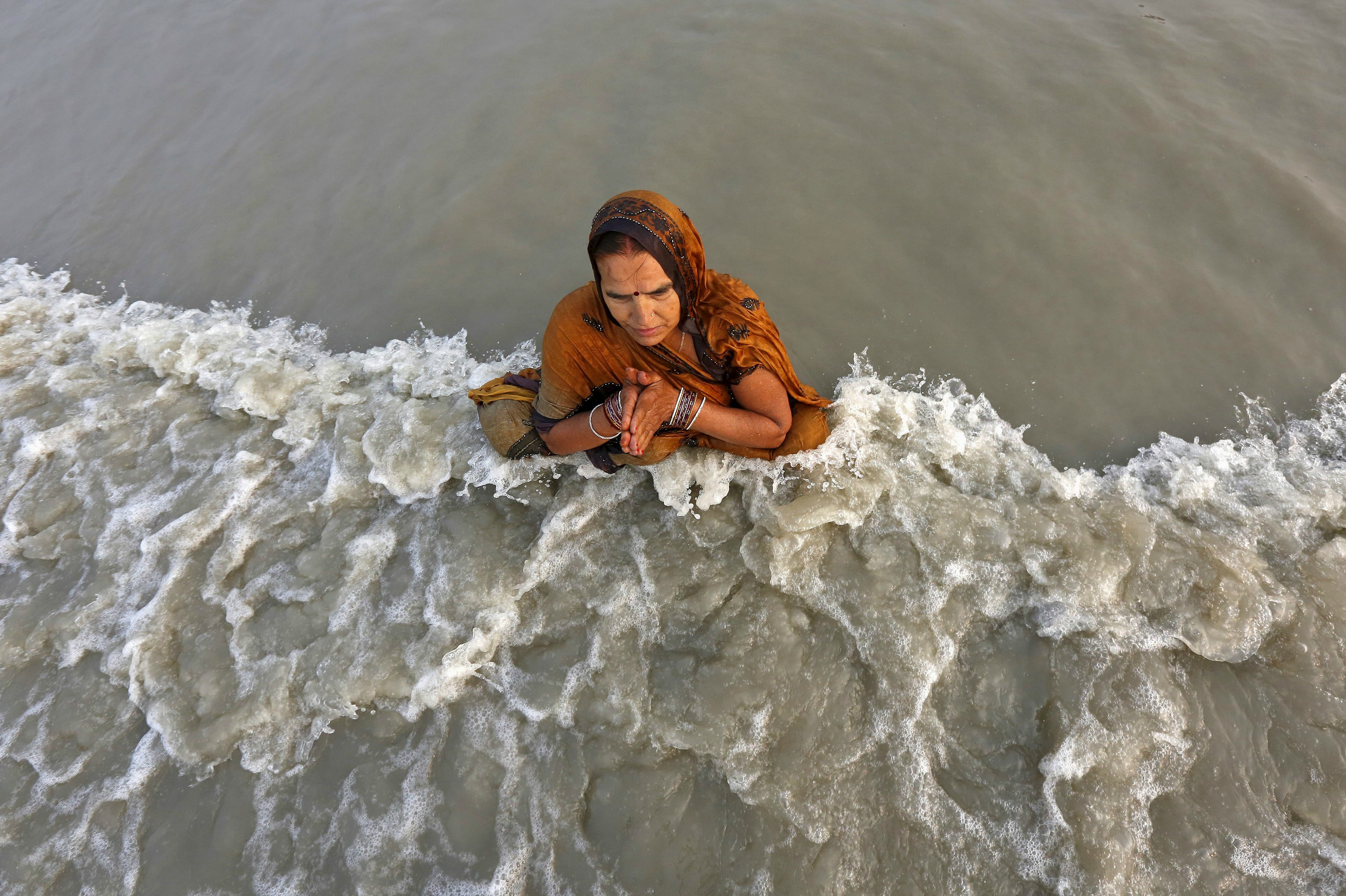 Devotees take first holy dip of Ardh Kumbh in Haridwar on ... - 3500 x 2331 jpeg 1932kB