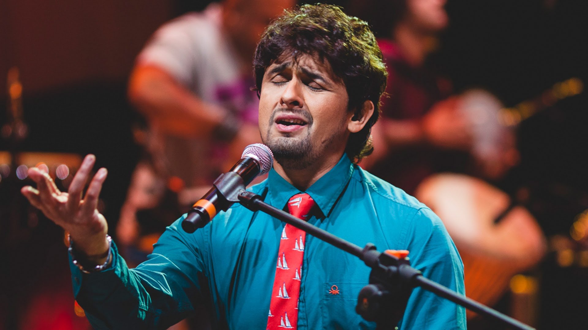 Watch Sonu Nigam surprises fellow travellers with a midair concert