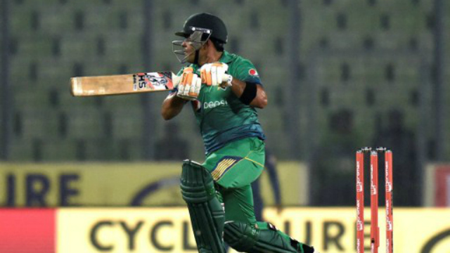 Watch: Umar Akmal complains about his batting position to ... - 640 x 360 jpeg 114kB