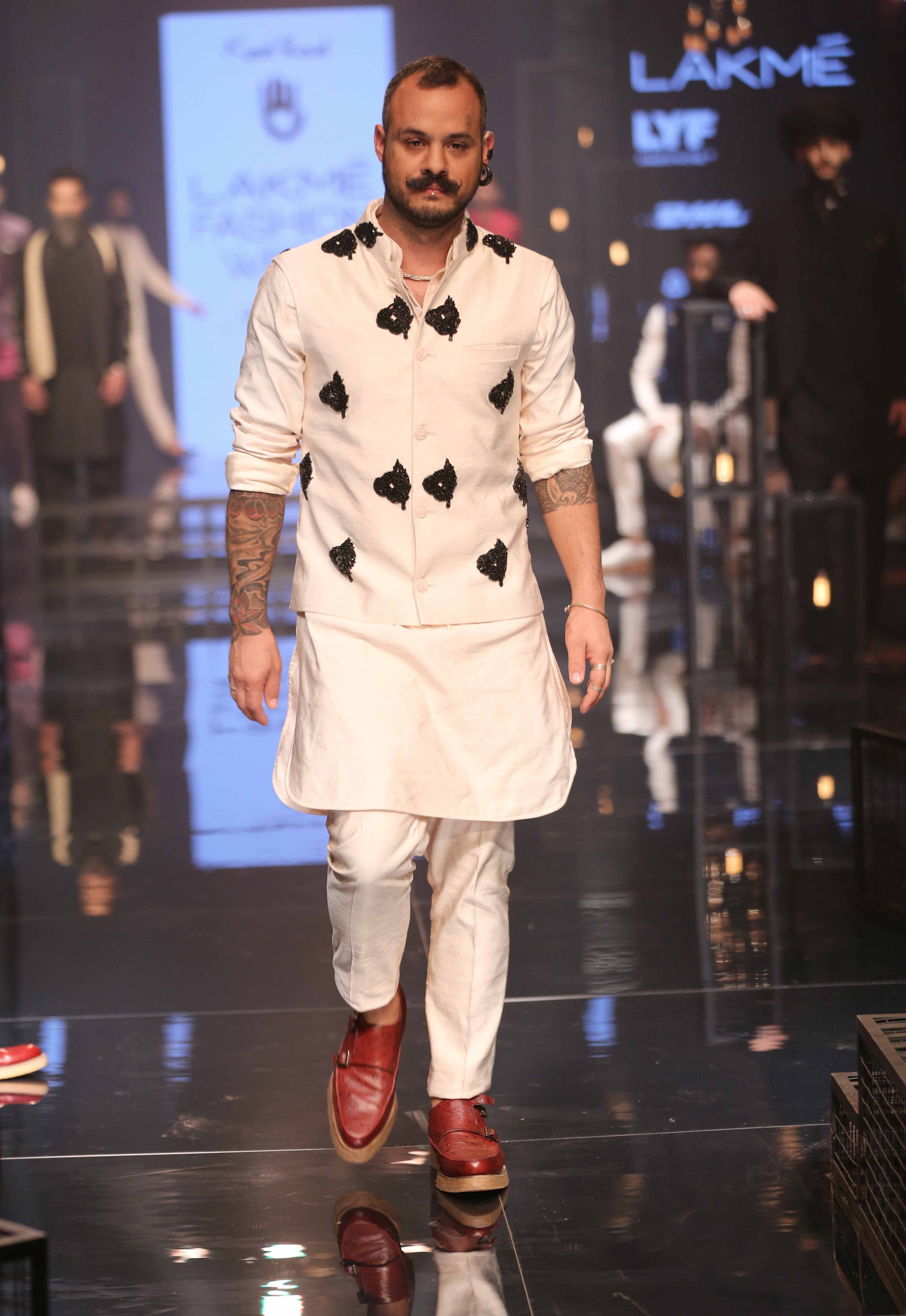 Ranbir Kapoor looks dapper in lungi-pants as he turns showstopper for Kunal  Rawal at India Couture Week - IMDb