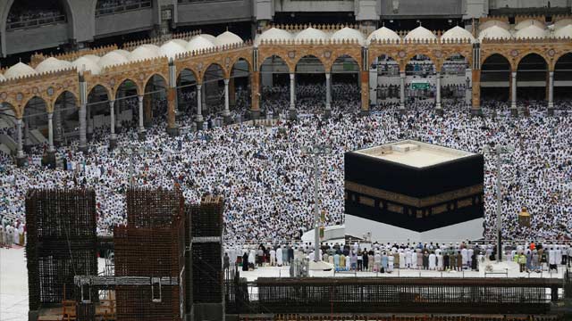 Mecca: Drones keep watch as Hajj pilgrims ascend Mount Arafat - 640 x 360 jpeg 57kB