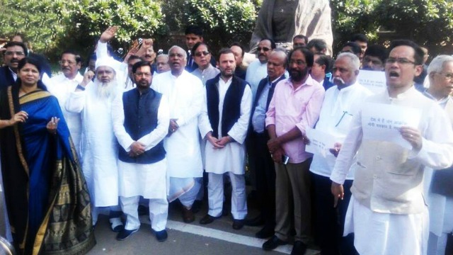 Demonetization: Opposition MPs protests outside Parliament