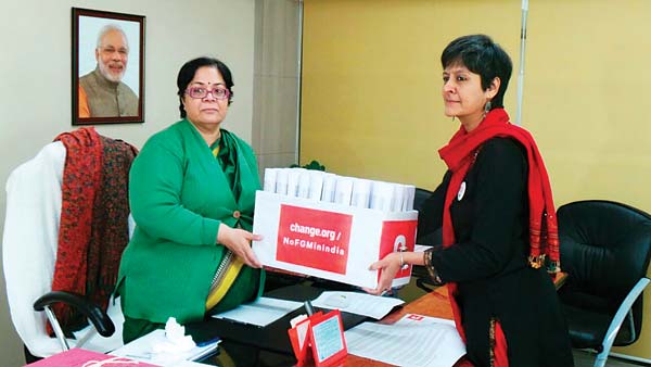 Masooma Ranalvi (R) presents petition to NCW chairperson Lalitha Kumaramangalam in Delhi