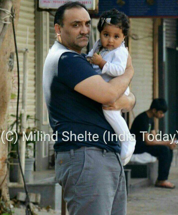 आदित्य चोपड़ा- रानी मुख़र्जी की बेटी अदीरा की तस्वीर आई सामने, पिता की गोद में लग रही हैं परी जैसी ! आदित्य चोपड़ा- रानी मुख़र्जी की बेटी अदीरा की तस्वीर आई सामने, पिता की गोद में लग रही हैं परी जैसी !