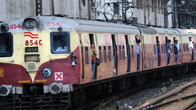 Mumbai: Broken track on Western line between Goregaon and ... Mumbai: Broken track on Western line between Goregaon and ... - 640 x 360 jpeg 134kB