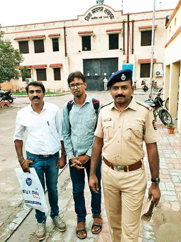 Vivek Shetye (centre) otuside Lukcnow jail after taken in custody by Thane Crime Branch 