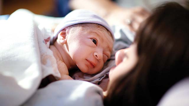 Breastfeeding within 1 hr of birth cuts neonatal death by 33%: study
