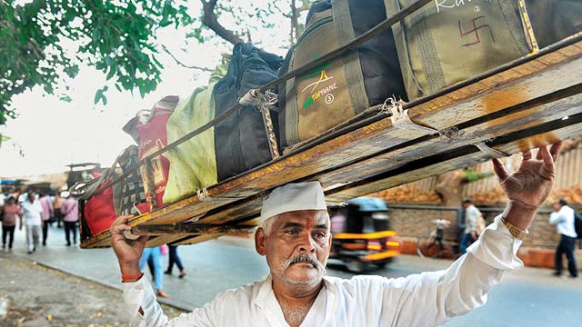 First time since 26/7, Dabbawalas don't show up - 640 x 360 jpeg 53kB