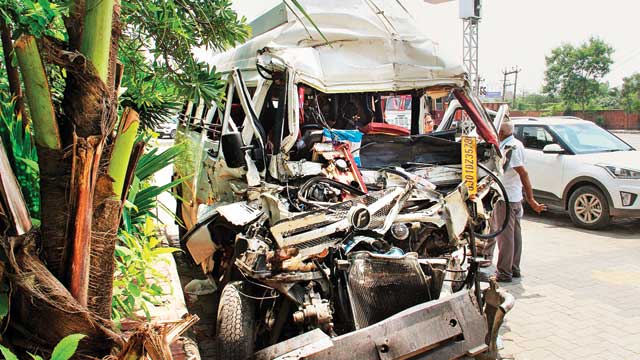 19 school kids hurt in van, truck collision, truck driver arrested