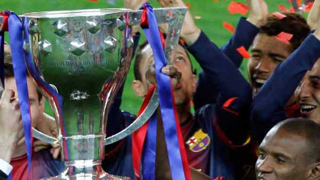 Barcelona close on 100 points, lift La Liga trophy
