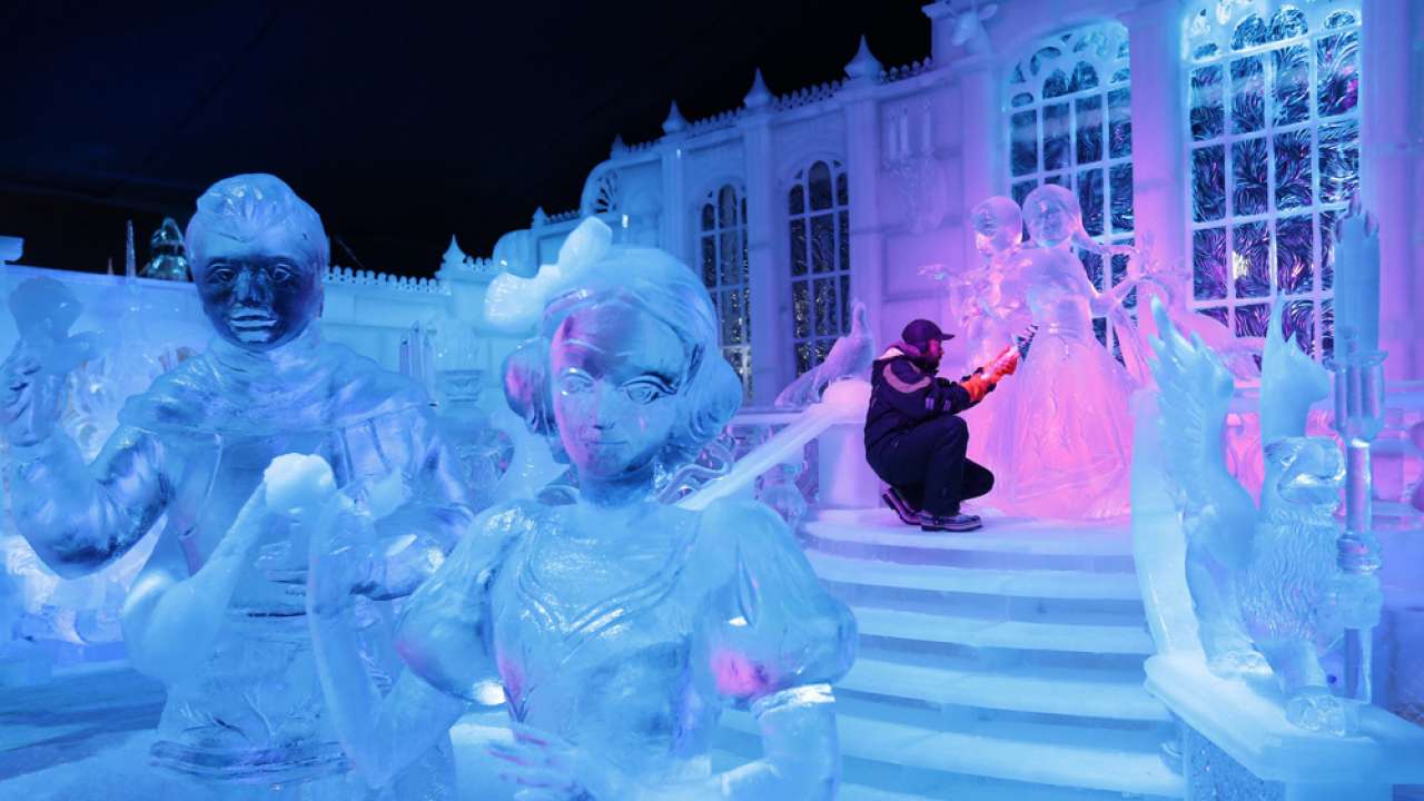 28 artists make sculptures out of ice depicting Disney's newest movie