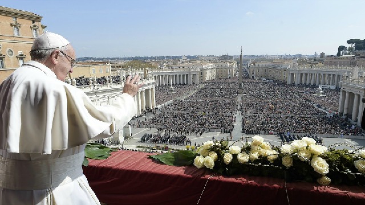 Pope Francis celebrates outdoor Easter Mass; Vatican security tight