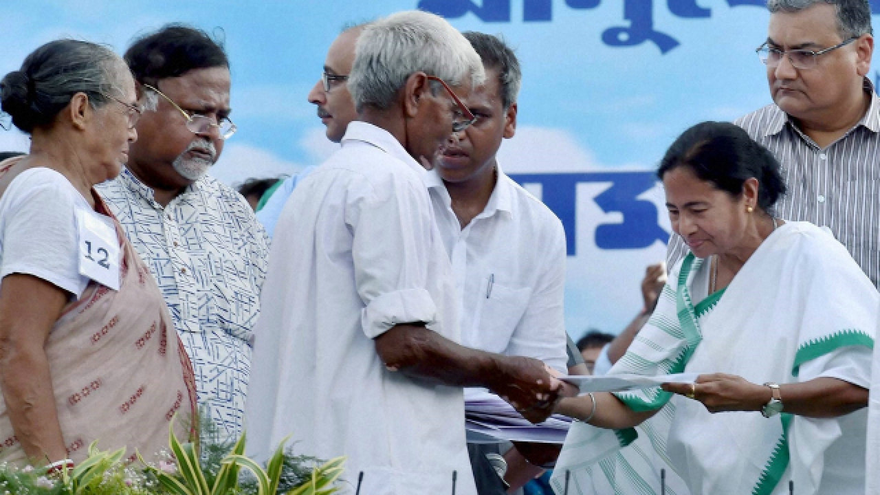 Image result for pics of mamata banerjee with farmers