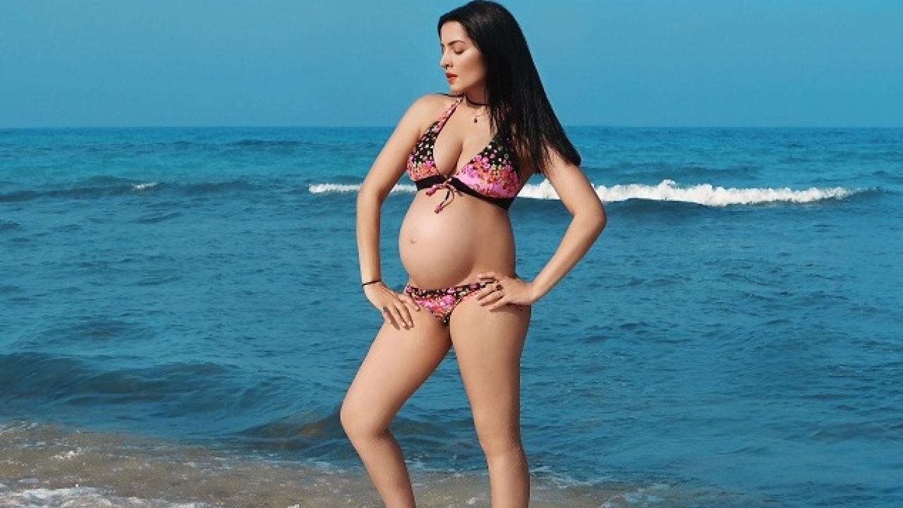 This Picture Of Celina Jaitly Flaunting Her Baby Bump In A Bikini Has Gone Viral