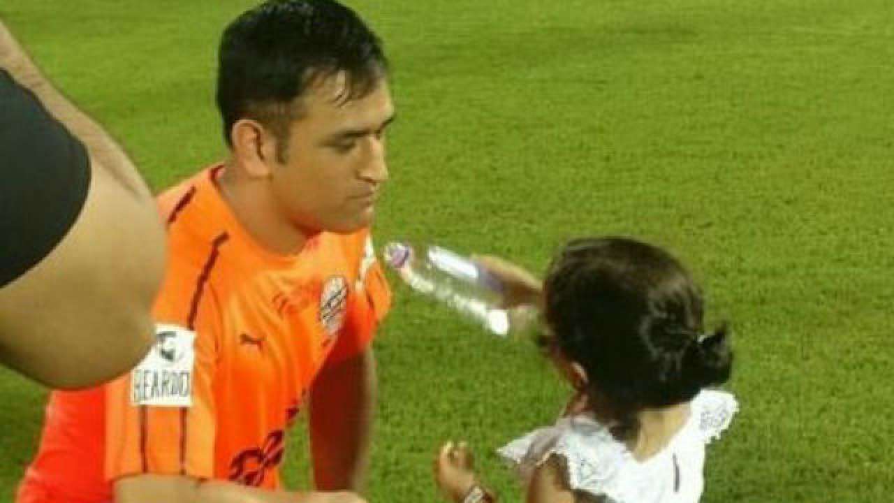 WATCH | SO CUTE... Ziva carries drinks for dad MS Dhoni at ... - 1280 x 720 jpeg 49kB