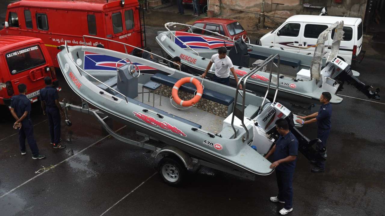 Cyclone Ockhi: Maha, Guj on high alert; Kerala toll at 25 Cyclone Ockhi: Maha, Guj on high alert; Kerala toll at 25