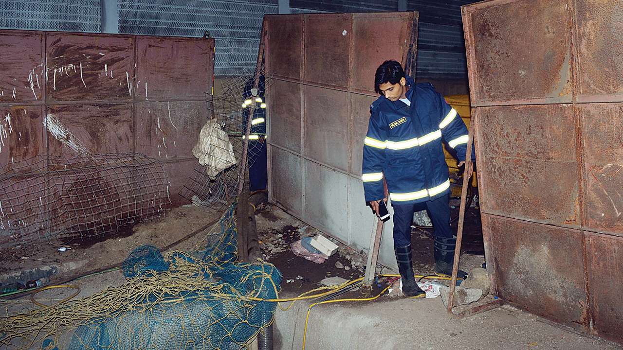 3 labourers die as crane chain snaps