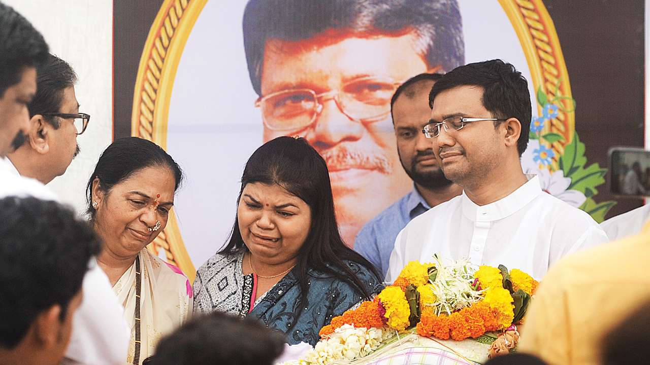 Shiv Sena leader stabbed to death in Mumbai Shiv Sena leader stabbed to death in Mumbai