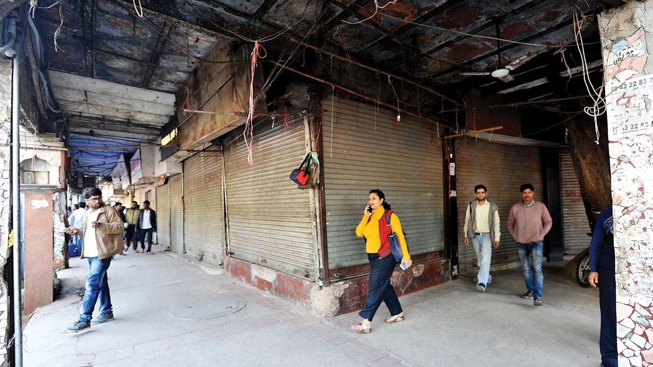 AAP MLAs visit markets, back bandh against sealing drive