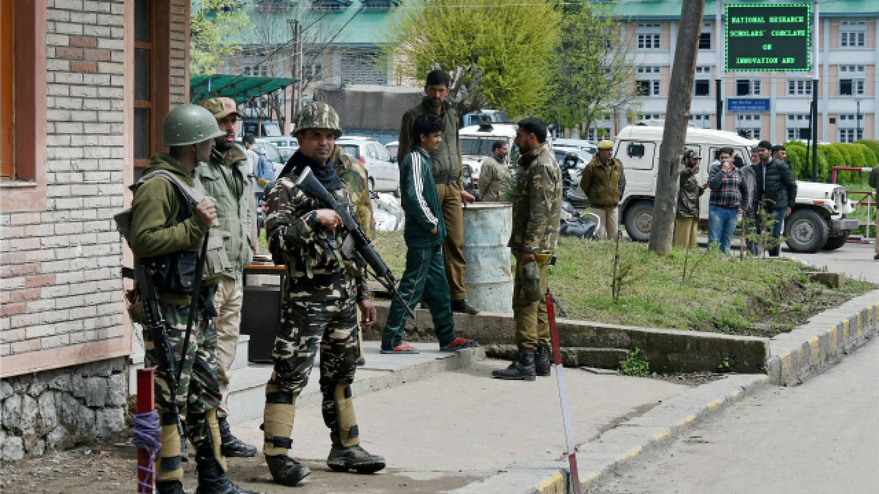 CRPF trooper killed in ongoing encounter at Srinagar CRPF trooper killed in ongoing encounter at Srinagar