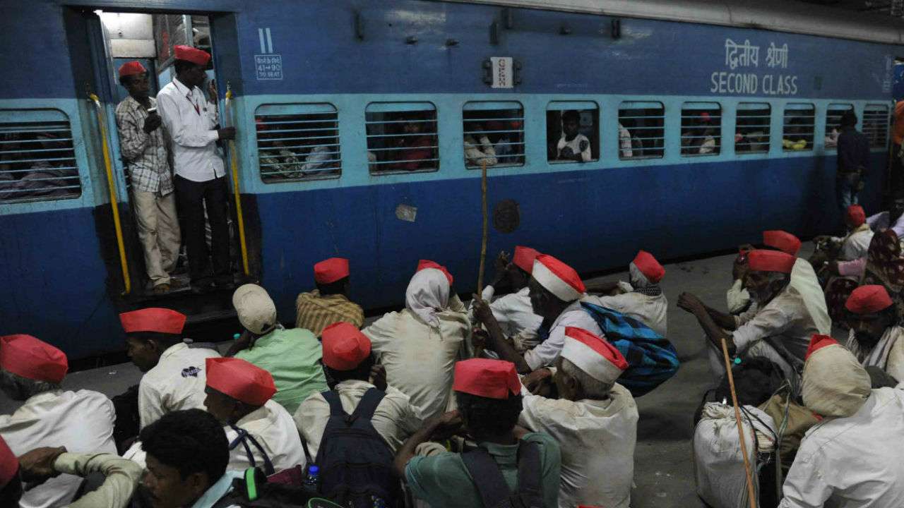 Maharashtra farmers return home on special train