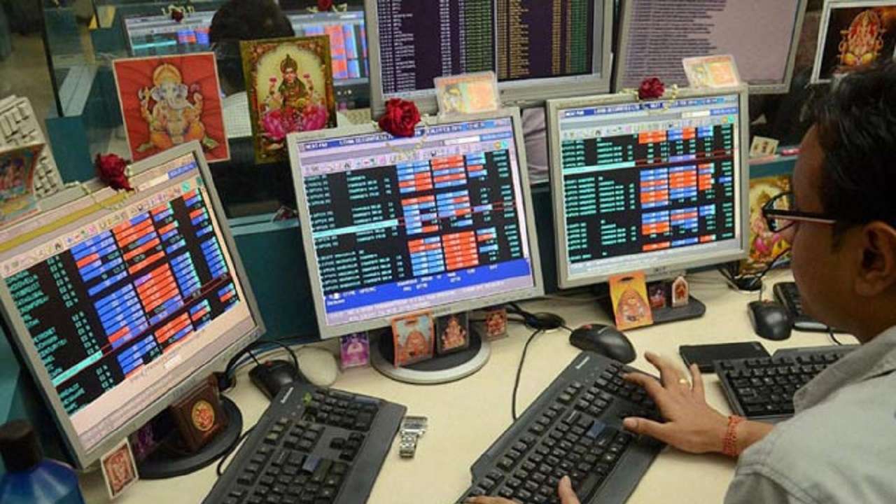 Sensex flat with negative bias; Nifty struggles below 10000