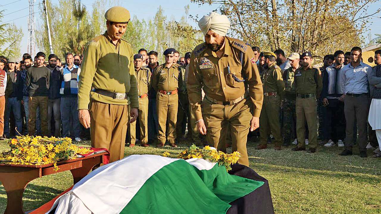 Policeman, civilian shot at by militants in Anantnag, Pulwama