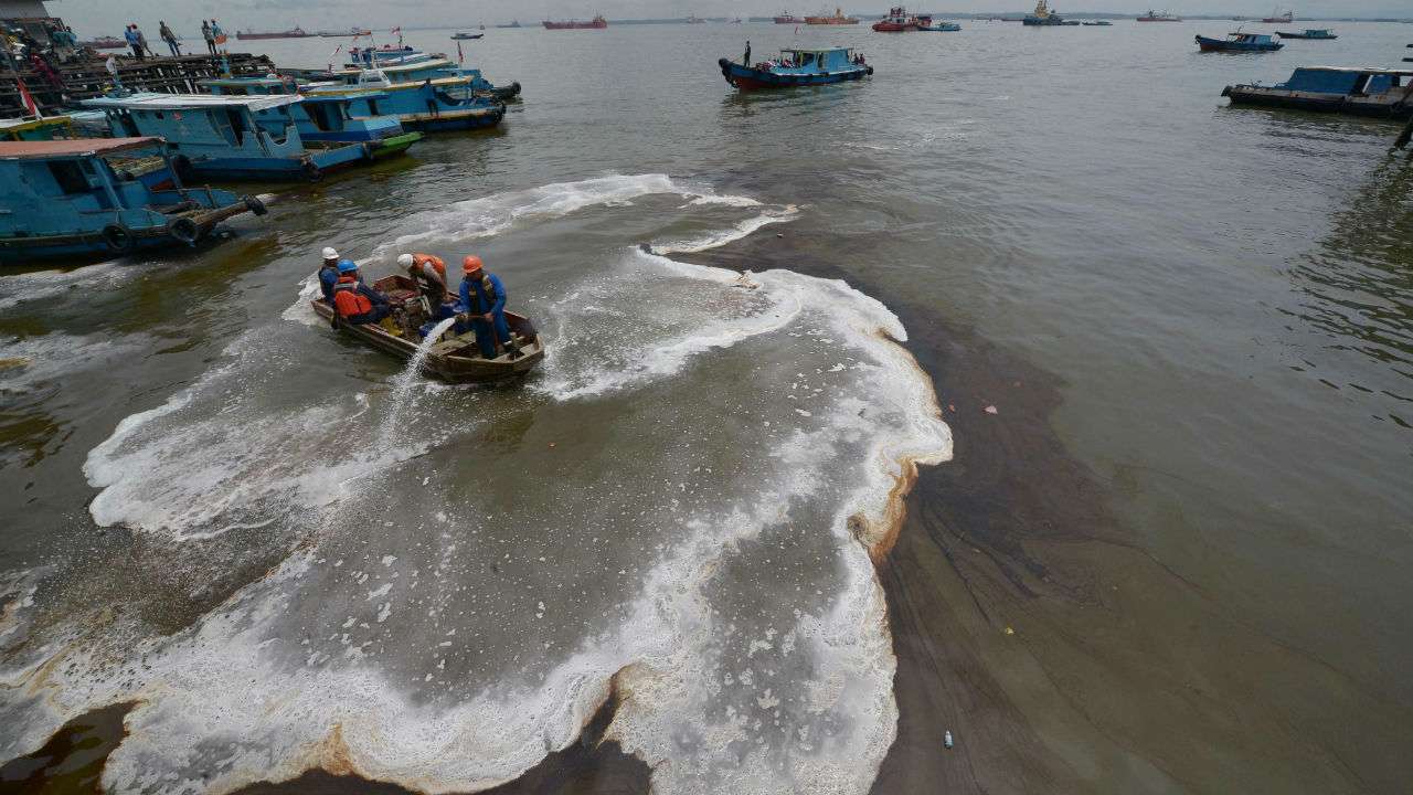 Port city on Borneo declares emergency as oil spill spreads Port city on Borneo declares emergency as oil spill spreads