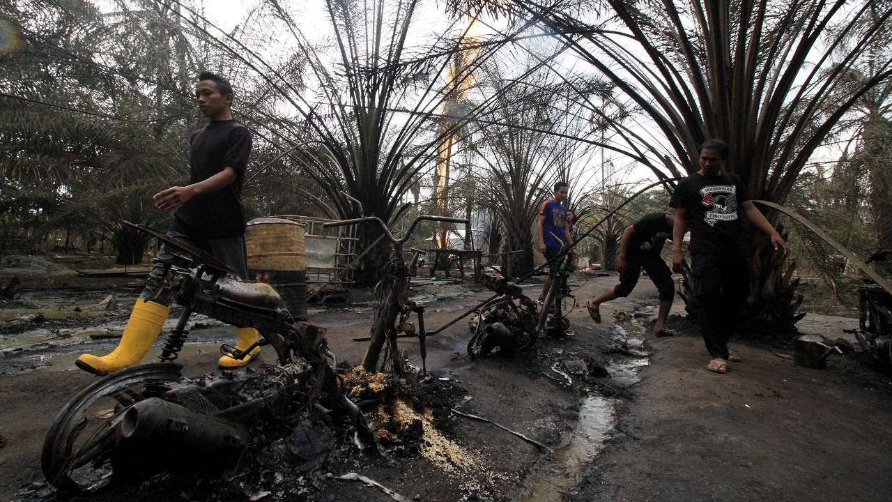At Least 15 Dead, Dozens Injured in Blaze at Indonesia Oil Well