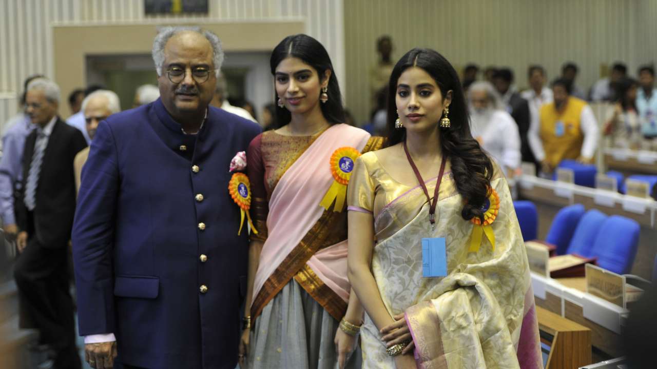 Janhvi Kapoor looks handsome in late Sridevi's saree Janhvi Kapoor looks handsome in late Sridevi's saree