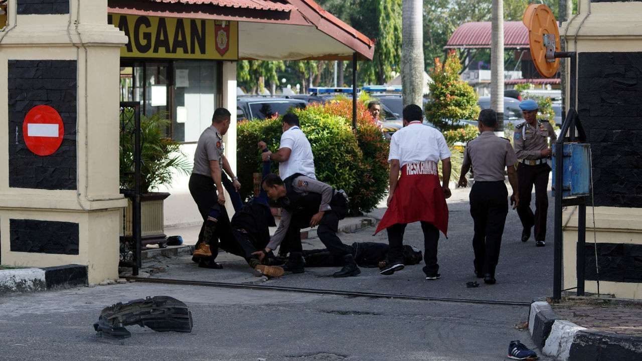 Indonesia police shoot dead four men after attack on Riau HQ